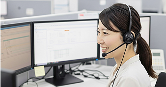 侵入口を金網で塞ぎ再発を防止する作業